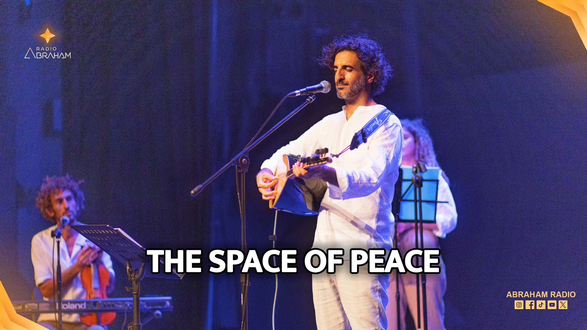 [Amitai Aricha performing with a saz baglama, blending ancient Yemenite melodies with modern strings]